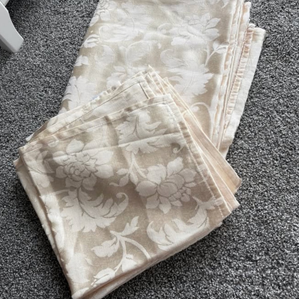 Tablecloth and matching napkins
